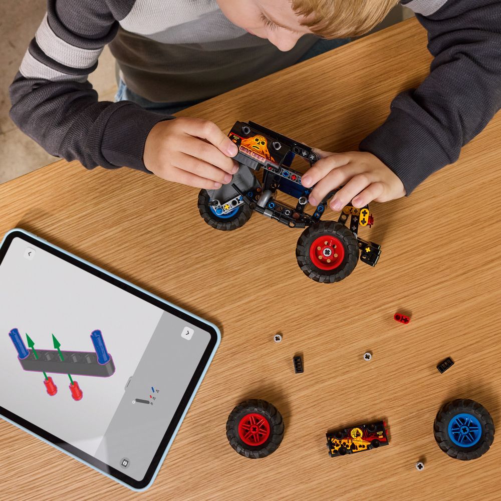 Monster Jam™ Grave Digger™ Fire and Ice LEGO 42219