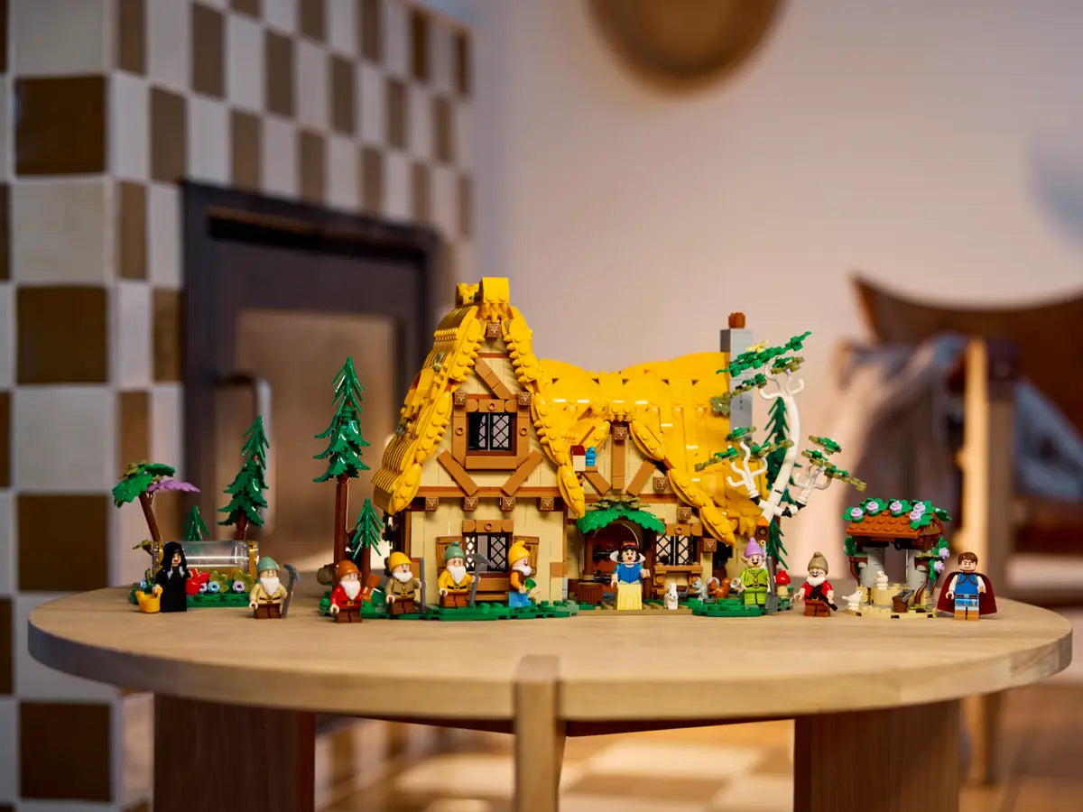 Huisje van Sneeuwwitje en de zeven dwergen LEGO 43242-1