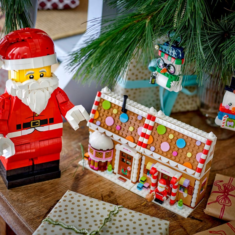 Up-Scaled Santa Minifigure LEGO 40820