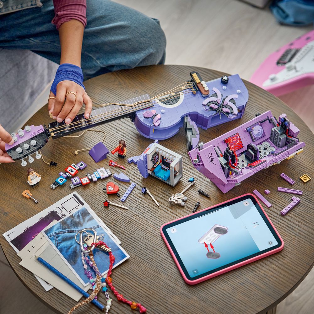Olivia Rodrigo’s Dual Guitar LEGO 43031