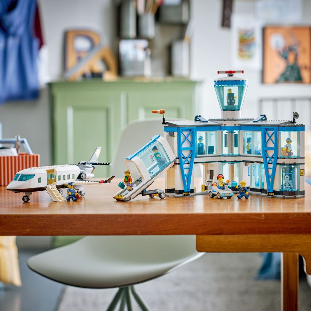 Airport with Airplane LEGO 60502