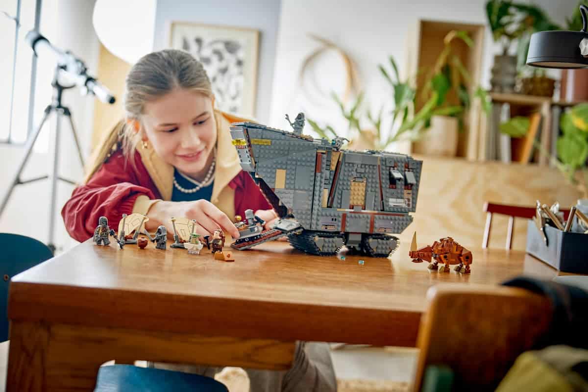 Offworld Sandcrawler and Mudhorn LEGO 75453