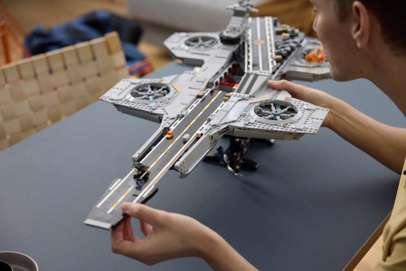 S.H.I.E.L.D. Helicarrier LEGO 76354